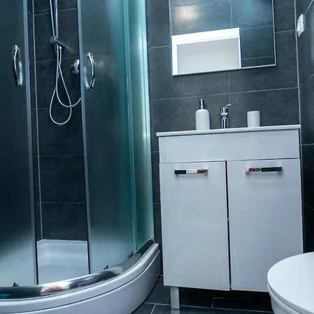 Annela アパート トロギール