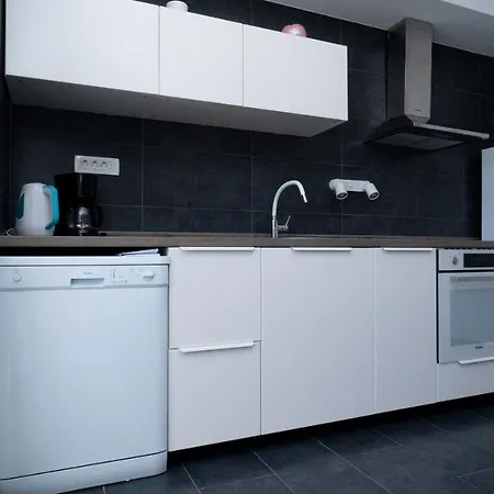 Annela アパート トロギール